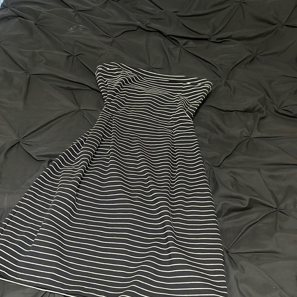 Black and white arrow strapless dress